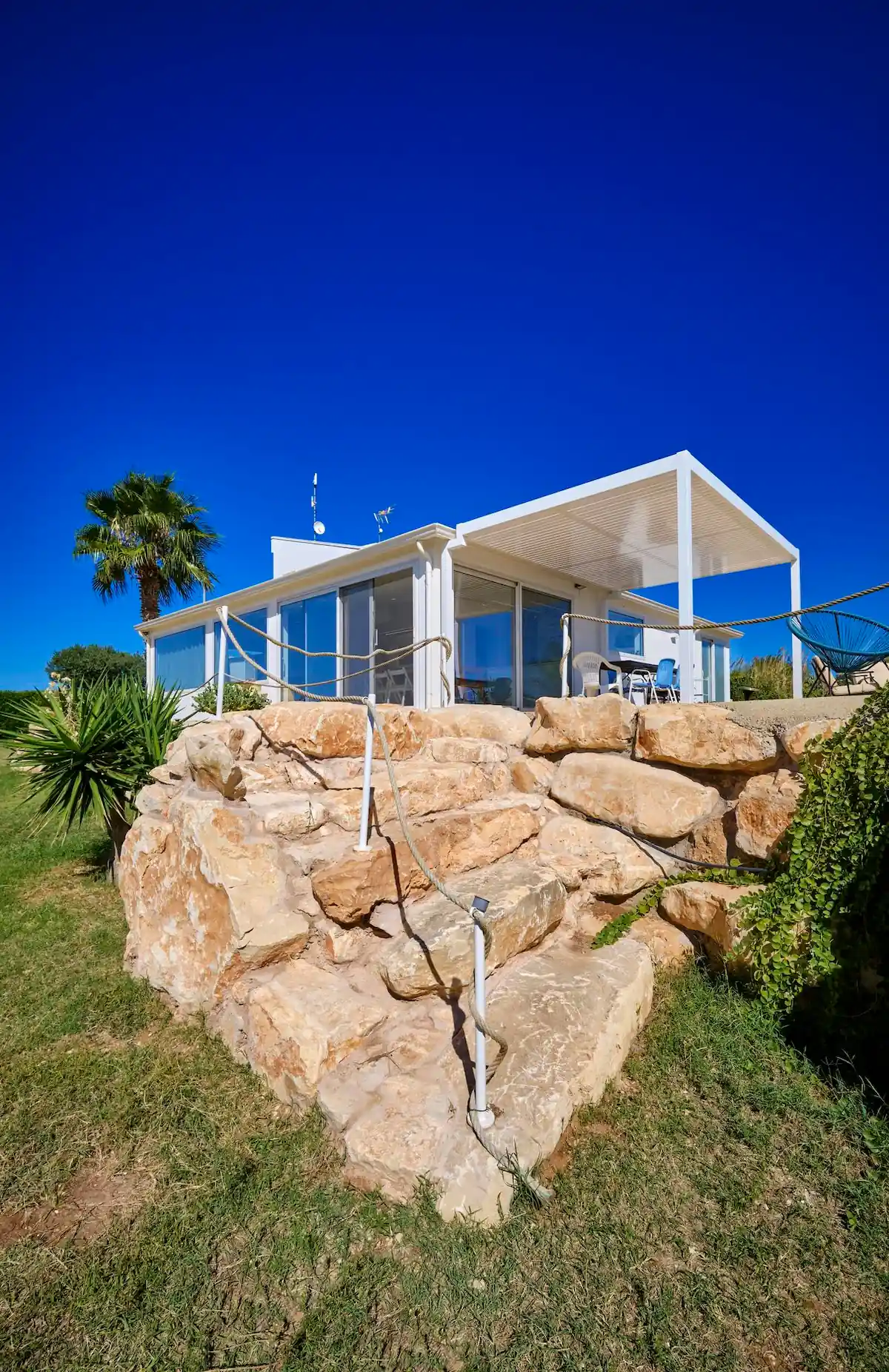 Rumah Tanah Miring Bergaya Modern